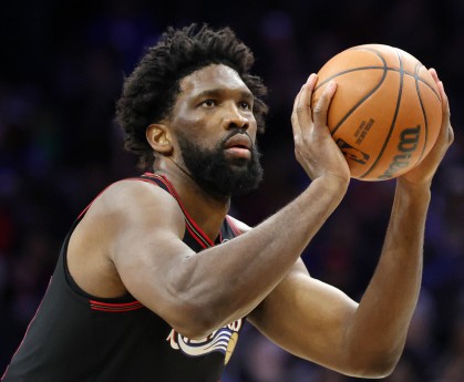 体育视频直播-状态真不错！恩比德半场11中7拿到15分5板2助 首节11分