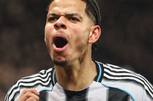 kaiyun 官网-1-2！英超争四乱了：卡帅首败+4队差3分，3场硬仗定曼联命运